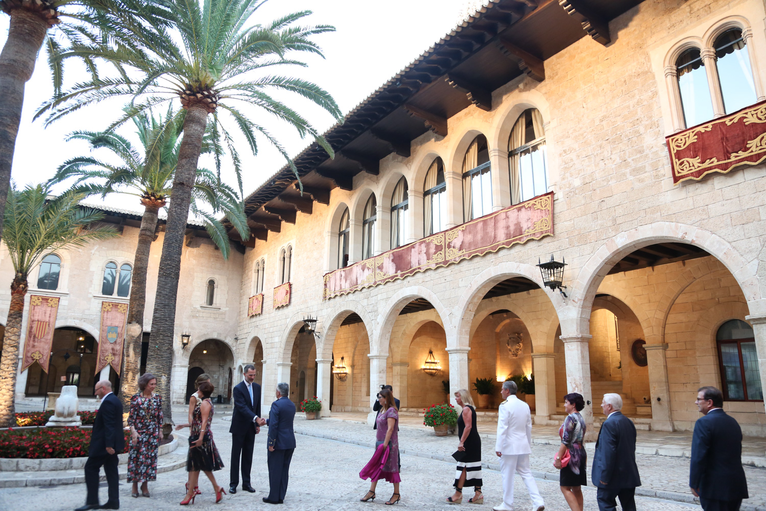 Los Reyes ofrecen una recepción con representantes políticos y sociales en la Almudaina 1 JFOS9102