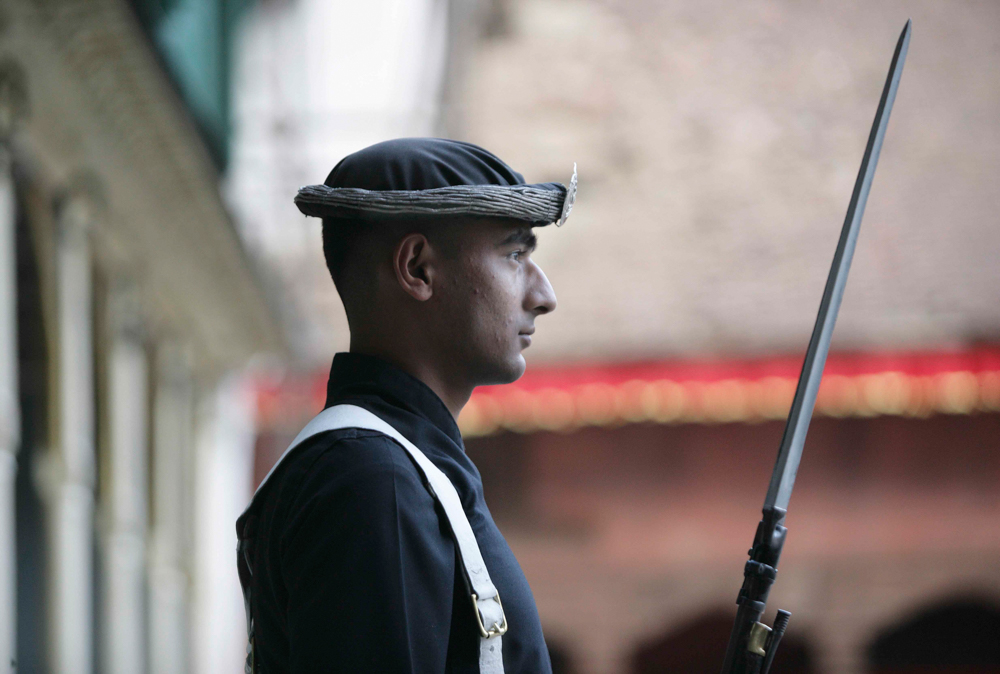 Nepal, grandeza vertical 14 27 Gurkha vigilando el Mohan Chowk Plaza Durbar Katmand%C3%BA copia