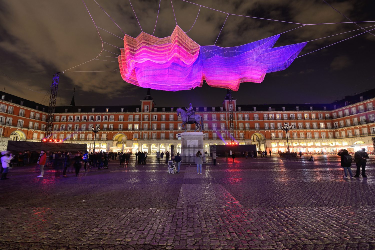 El cielo más cerca en la Plaza Mayor con la nube de color de Janet Echelman 7 nube de color de Janet Echelman 2