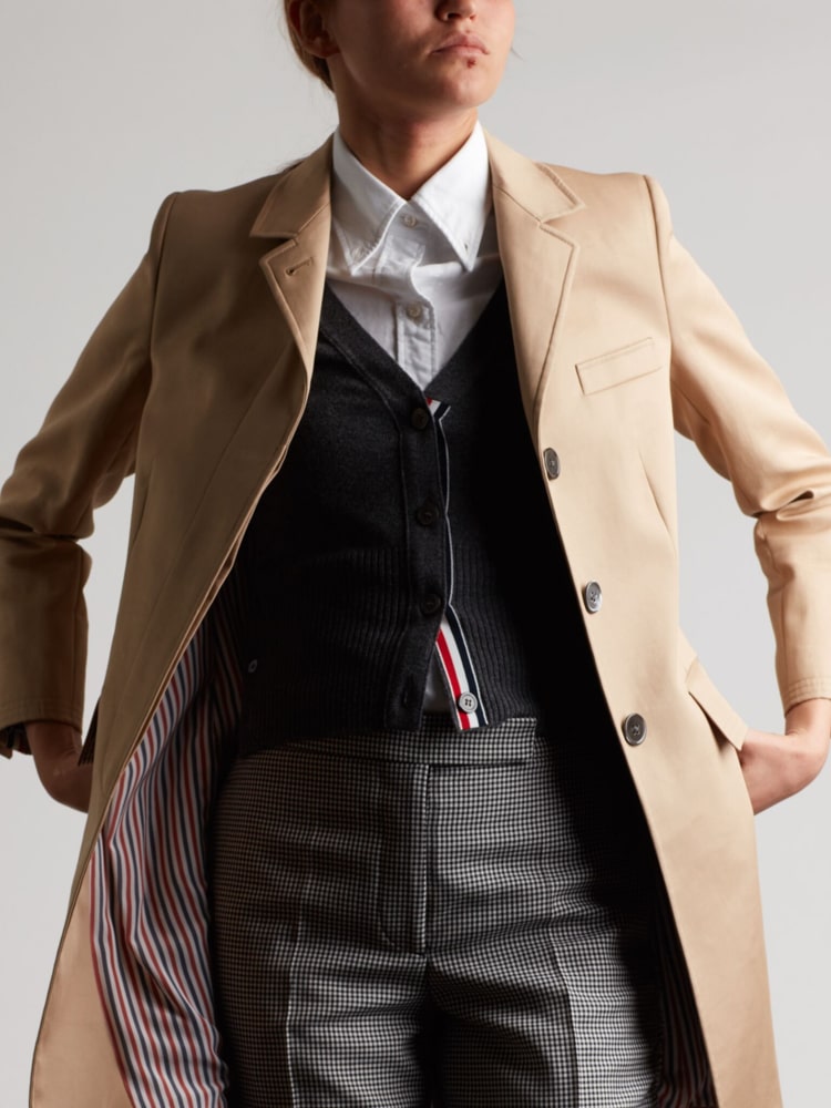 ¿Se puede convertir un look casual en un power look de oficina? 21 Oficina mujer 005