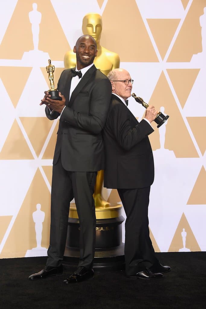 Oscar 2018: Lista completa de ganadores 15 Kobe Bryant L and Glen Keane winners of the Best Animated Short Film award for Dear Basketball