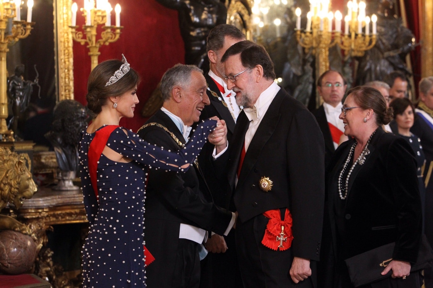 La reina Letizia estrena la tiara Cartier que le regalo su suegra 21 reyes cena gala portugal 20180409 13
