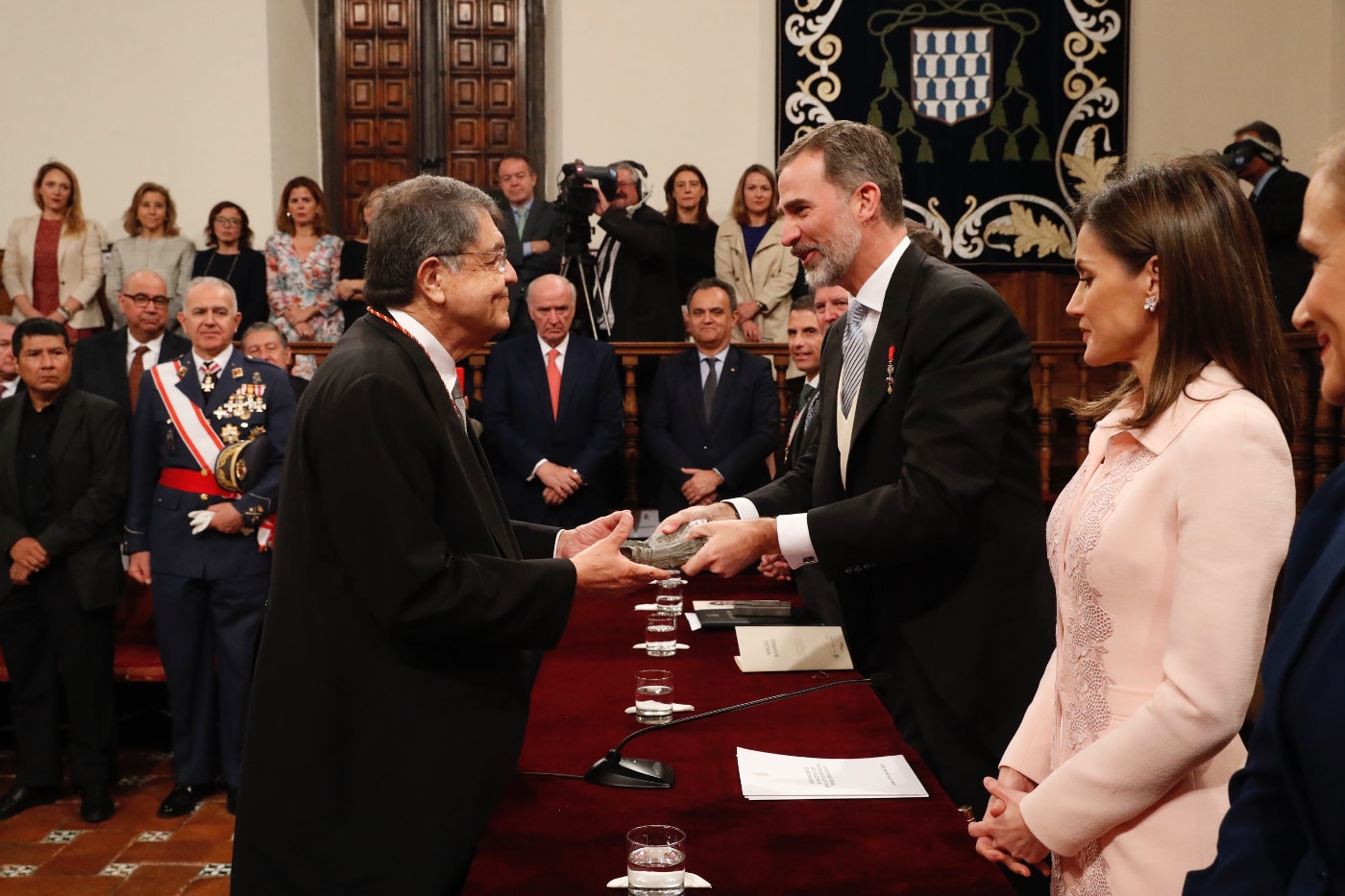 Doña Letizia repite con Felipe Varela 7 reyes cervantes 2018042 09