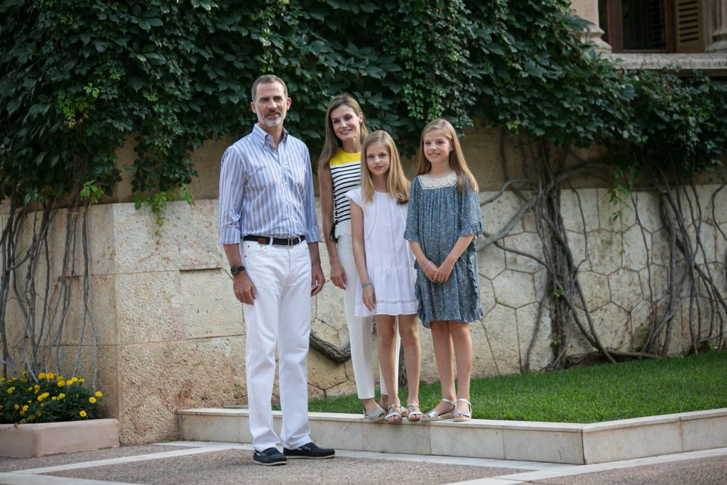 La Familia Real protagoniza el tradicional posado veraniego en Marivent 4 Posado Marivent La Siesta 4