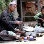 Nepal, grandeza vertical 17 33 Zapatero callejero barrio comercial de Indra Chowk copia