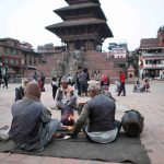 Nepal, grandeza vertical 13 21 M%C3%BAsicos al atardecer en el templo de 5 tejados de la Plaza Durbar de Bhaktapur copia