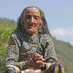Nepal, grandeza vertical 12 22 Mujer en Dhampus pueblo en la ruta de trekking al Campo Base del Annapurna copia