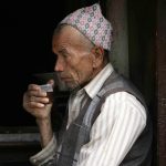 Nepal, grandeza vertical 11 31 Nepal%C3%AD toma t%C3%A9 en Bhaktapur copia
