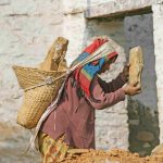 Nepal, grandeza vertical 10 20 Las mujeres ayudan en la reconstrucci%C3%B3n de sus casas barrio Nagarjun Katmand%C3%BA copia