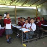 Nepal, grandeza vertical 6 06 Escuela fabricada con chapas de l%C3%A1mina camino a Nagarkot copia