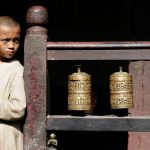 Nepal, grandeza vertical 4 04 Joven sacerdote en el Hiranya Varna Mahivihara Golden Temple Pat%C3%A1n