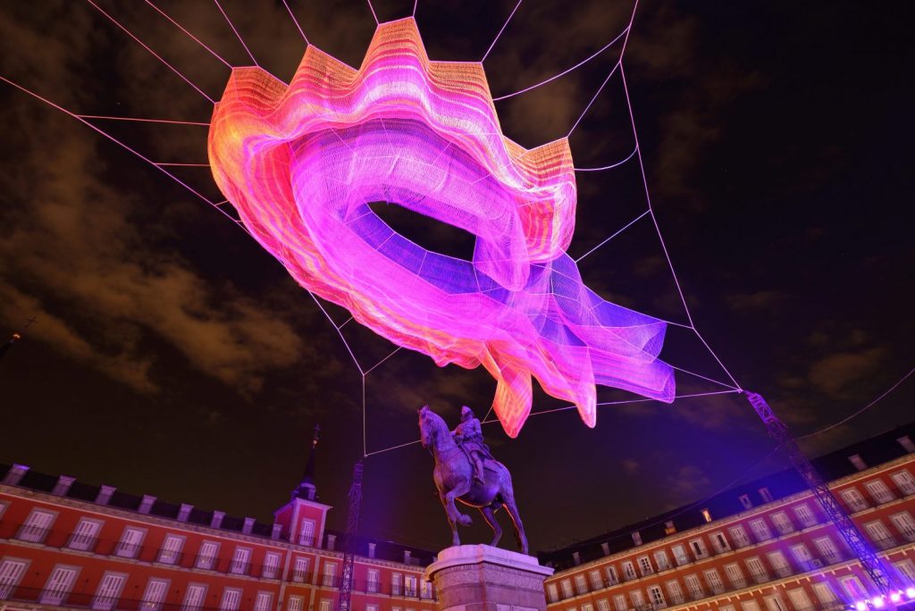 El cielo más cerca en la Plaza Mayor con la nube de color de Janet Echelman 19 nube de color de Janet Echelman 1