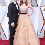 La alfombra roja de los Oscar 24 Kumail Nanjiani and Emily V. Gordon