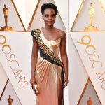 La alfombra roja de los Oscar 25 Lupita Nyongo in Versace