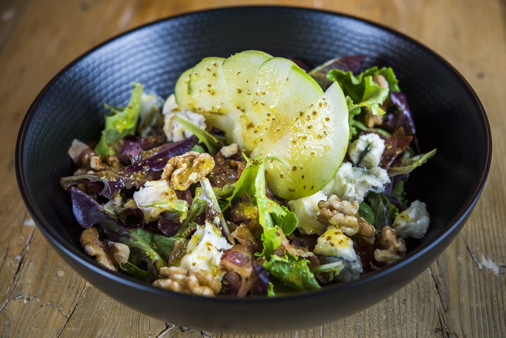 Los mejores trucos para tus ensaladas durante estas vacaciones 7 2. Ensalada de manzana queso gorgonzola nueces y vinagreta de mostaza y naranja