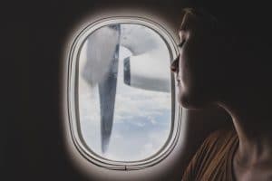 Avion mirando por la ventana