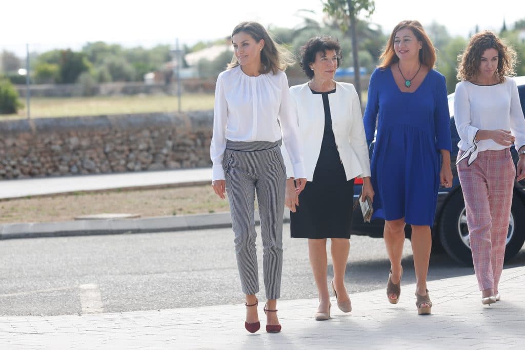 La Reina Letizia inaugura el curso de FP de Son Llebre con un pantalón creado para estilizar la silueta 6 Letizia en Marratxi 7