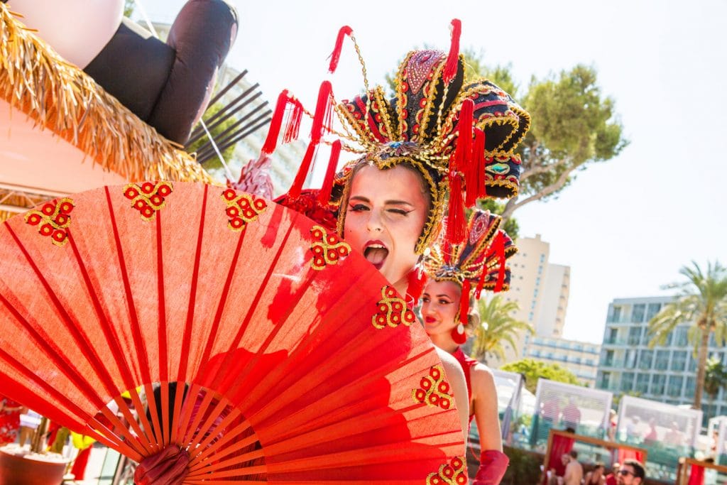 El color rojo y miles de burbujas de champagne inundan Nikki Beach Mallorca para despedir su temporada 3 ARTHURLEBLANC 18