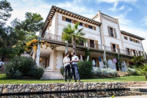 Alix Sebastian delante de la mansion Dux