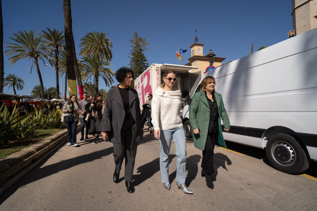 La presidenta del Govern se sumerge en la vitalidad de los mercadillos tradicionales de Palma 2 Mercadillo Dia de les Illes Balears 124