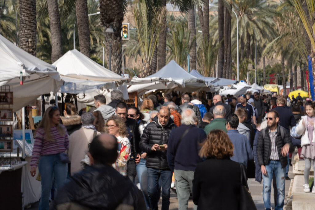 La presidenta del Govern se sumerge en la vitalidad de los mercadillos tradicionales de Palma 4 Mercadillo Dia de les Illes Balears 84