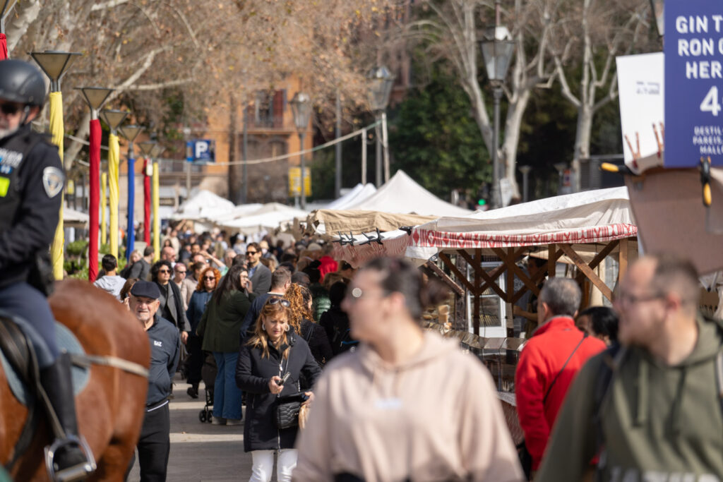 La presidenta del Govern se sumerge en la vitalidad de los mercadillos tradicionales de Palma 5 Mercadillo Dia de les Illes Balears 76