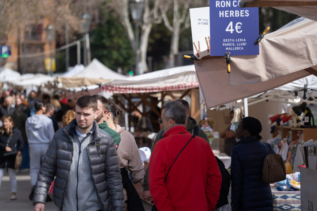 La presidenta del Govern se sumerge en la vitalidad de los mercadillos tradicionales de Palma 6 Mercadillo Dia de les Illes Balears 72
