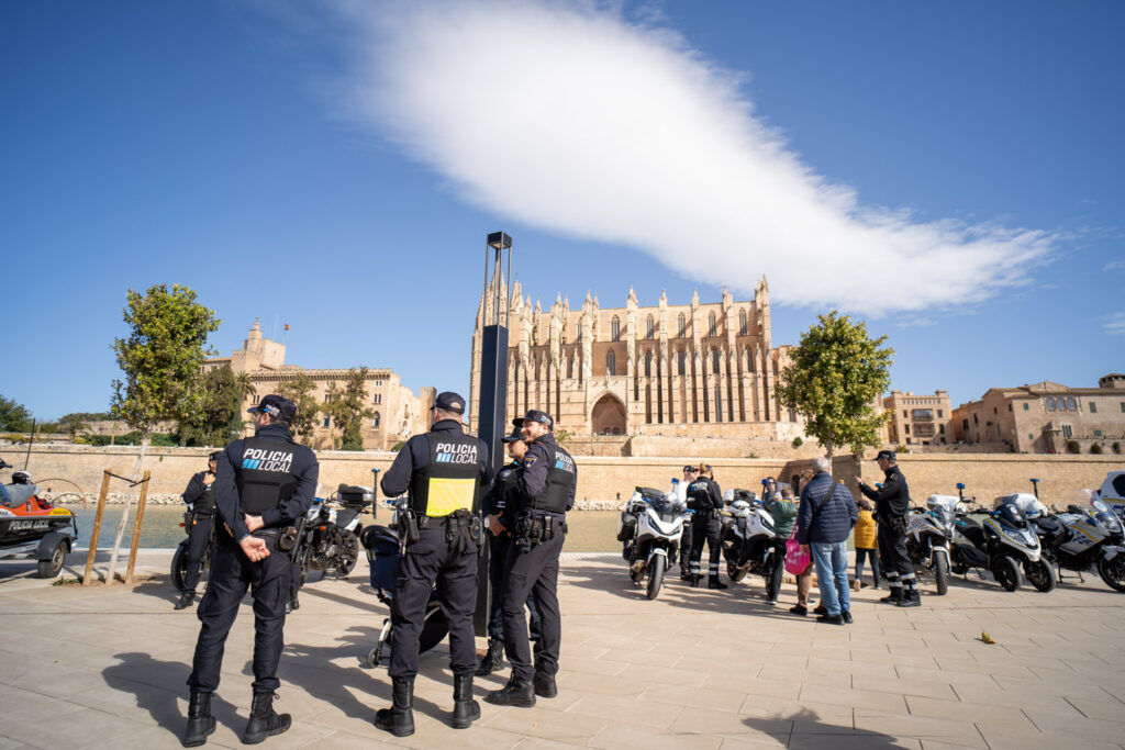 La presidenta del Govern se sumerge en la vitalidad de los mercadillos tradicionales de Palma 13 Mercadillo Dia de les Illes Balears 50