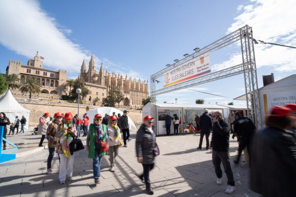 La presidenta del Govern se sumerge en la vitalidad de los mercadillos tradicionales de Palma 9 Mercadillo Dia de les Illes Balears 43