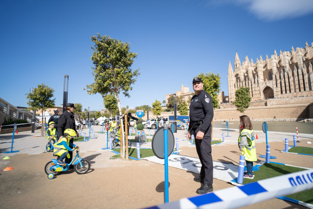 La presidenta del Govern se sumerge en la vitalidad de los mercadillos tradicionales de Palma 10 Mercadillo Dia de les Illes Balears 56