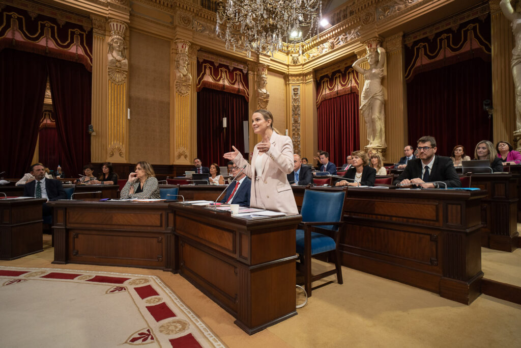 Parlament 220