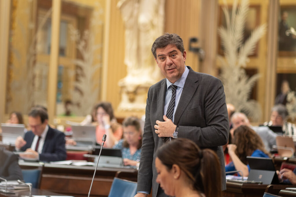 Parlament 102