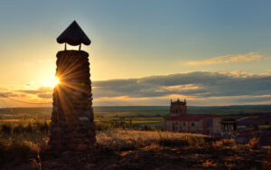 Puesta de sol bodegas e Iglesia Nuestra Senora de la Asuncion Villahoz