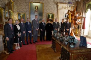 Felipe VI con la familia alba en exposicion 3