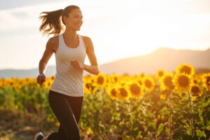 Persona corriendo por un campo de girasoles