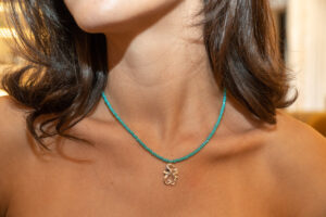 Isabel Guarch presenta el colgante Cavallets de Mar Balears