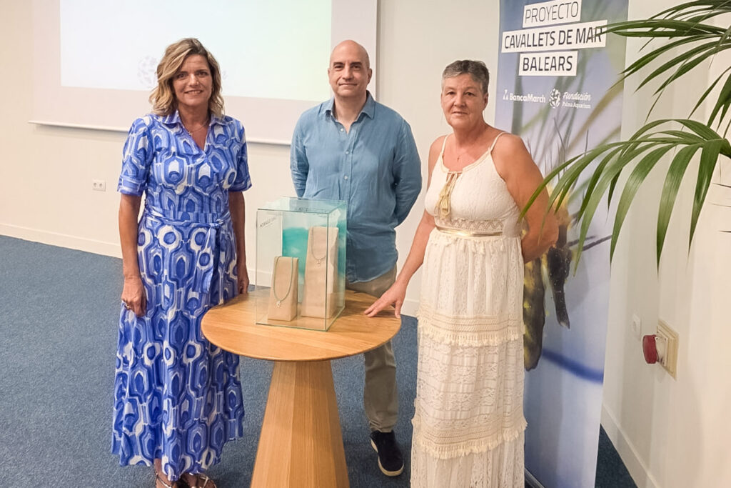 Isabel Guarch presenta el colgante Cavallets de Mar Balears 2