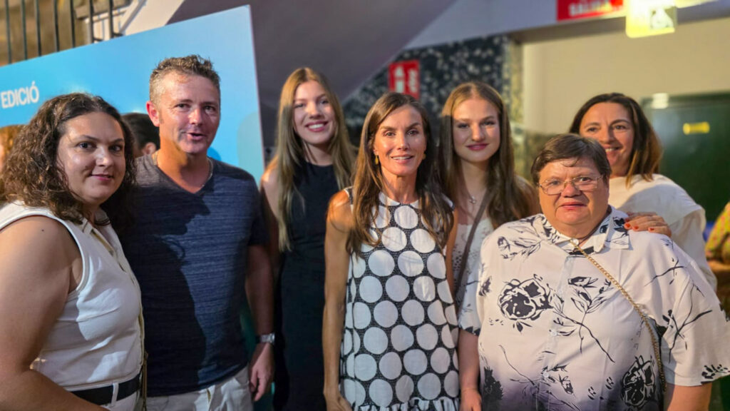 Cuando la Reina se levantó a hablar 3 La Reina la Princesa Leonor y la Infanta Sofia asisten al estreno de En un lugar de la mente en el Atlantida Mallorca Film Fest 19