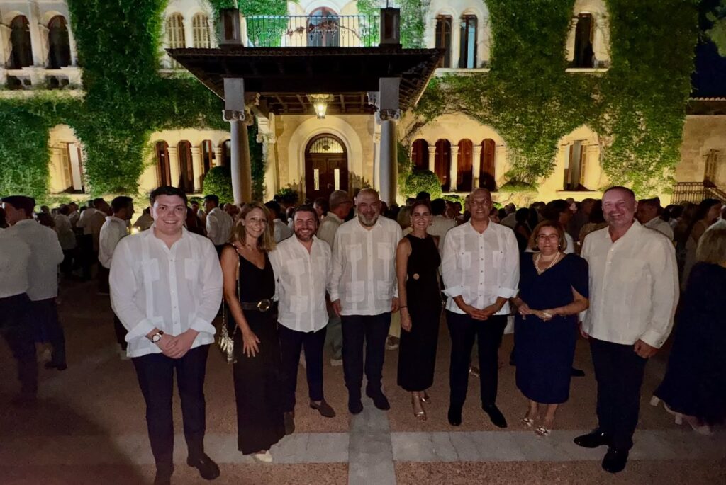 Una recepción histórica, cinco anécdotas imborrables y una imagen que ya es parte del álbum oficial de la realeza 11 Guayabera