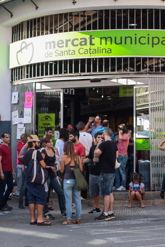 Mercados de Palma: así se disfruta el Olivar y Santa Catalina como un local 7 Defile Santa Catalina 924