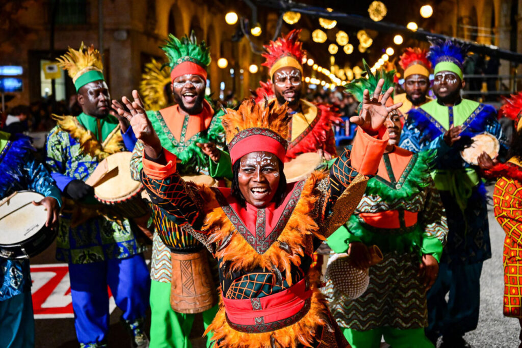 Grupo de personas disfrazadas en la Cabalgata de Reyes Magos en Palma