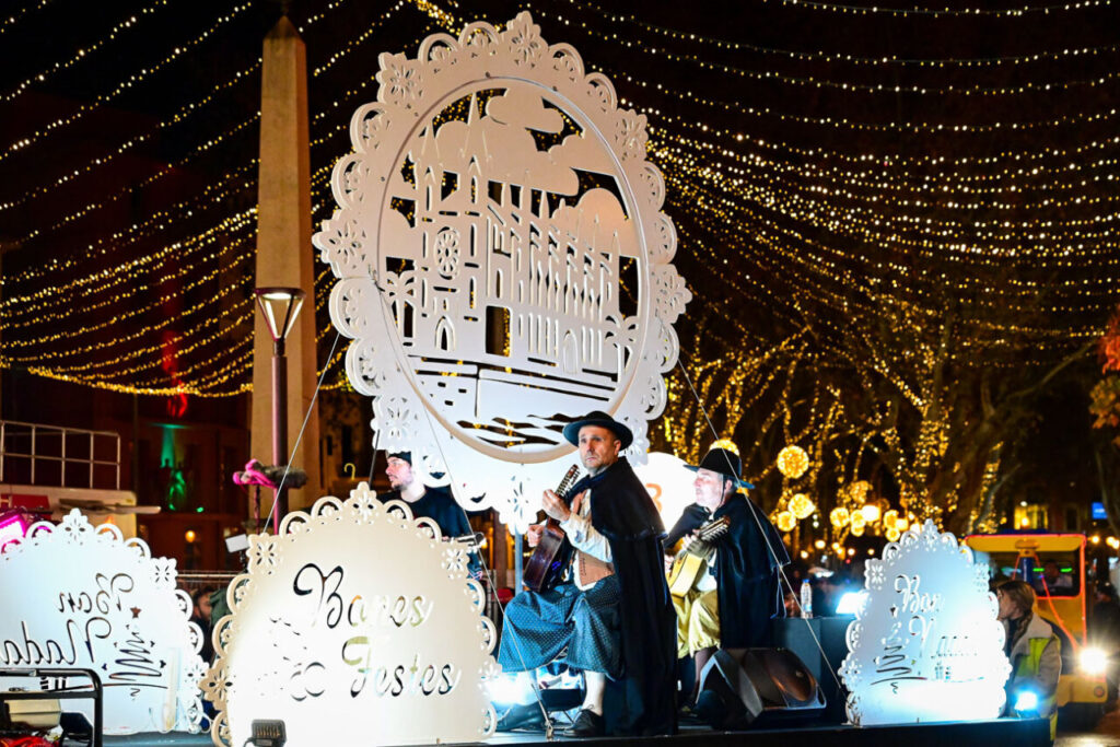 Actuación en la Cabalgata de Reyes Magos en Palma con luces festivas