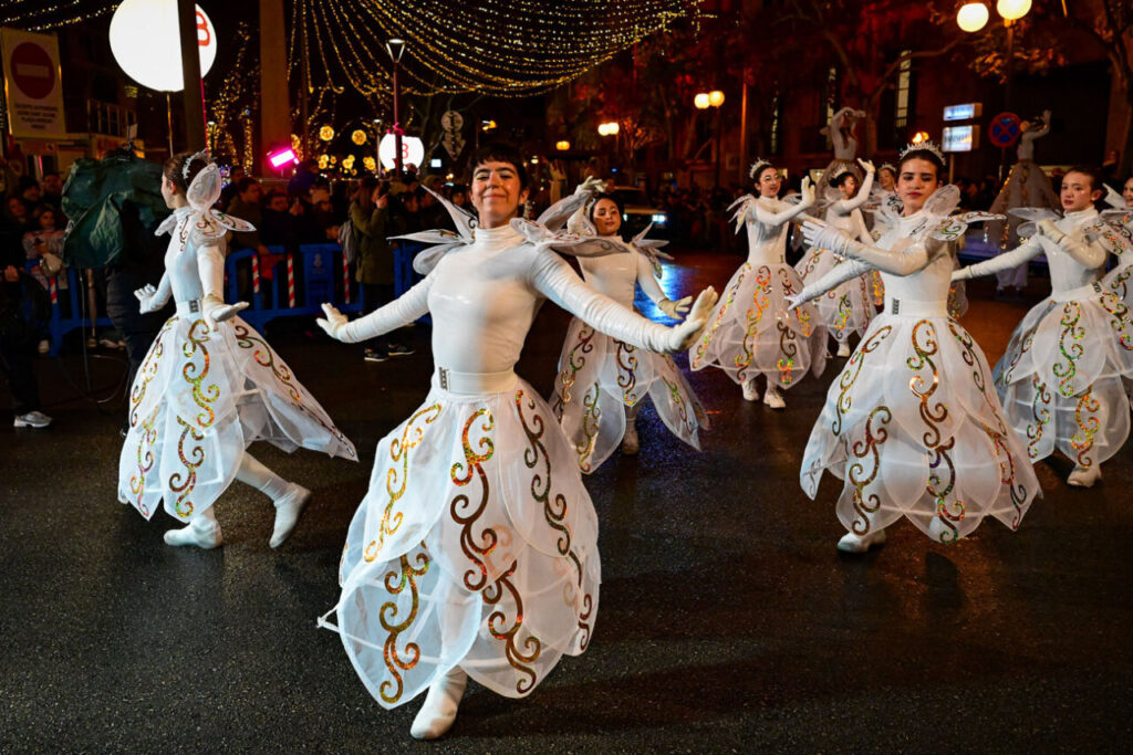 Danza de participantes en la Cabalgata de Reyes Magos en Palma