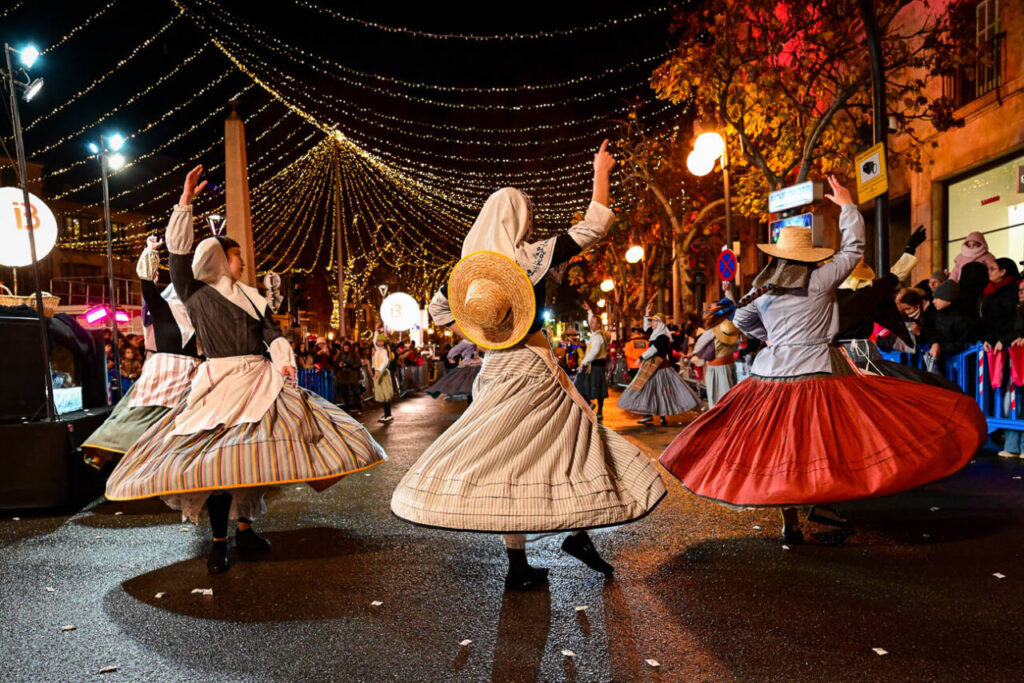 Danza tradicional en la Cabalgata de Reyes Magos en Palma
