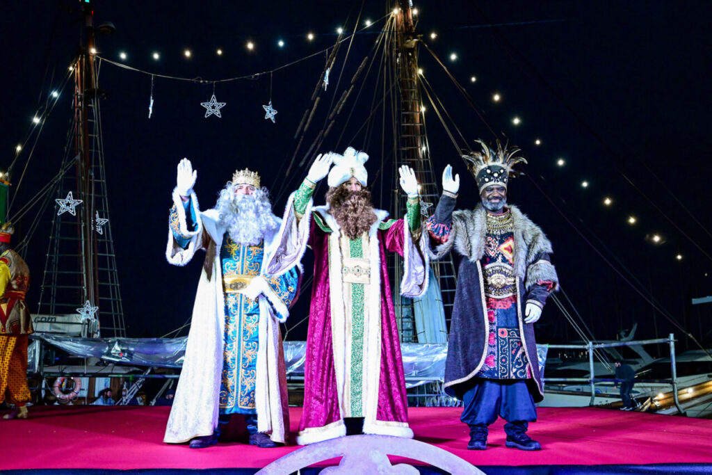 Tres Reyes Magos saludando en la Cabalgata de Palma