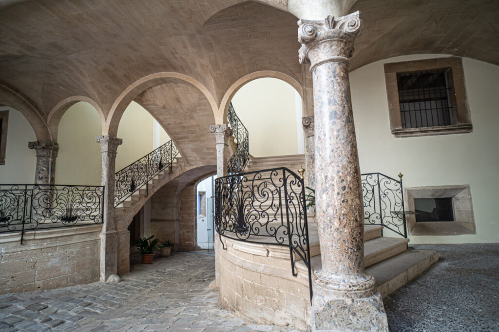 Interior del Casal Solleric en Palma, con escaleras y columnas