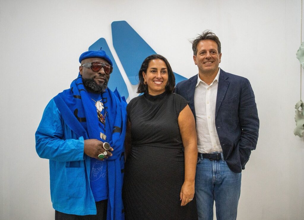 Tres personas posando en un evento de arte en Punta del Este