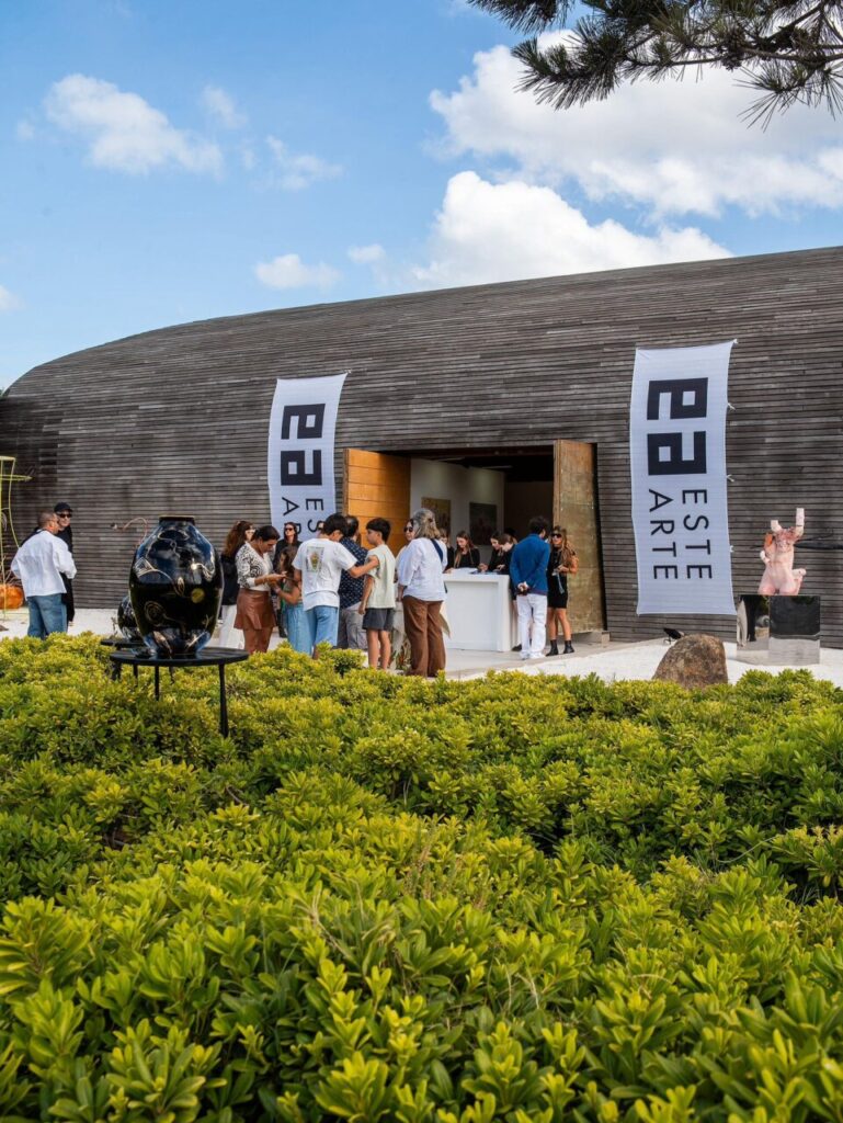 Vista del evento ESTE ARTE en Punta del Este con asistentes y esculturas.