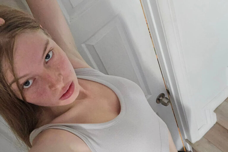 Vivian Wilson posando como modelo en una campaña de SavageXFenty