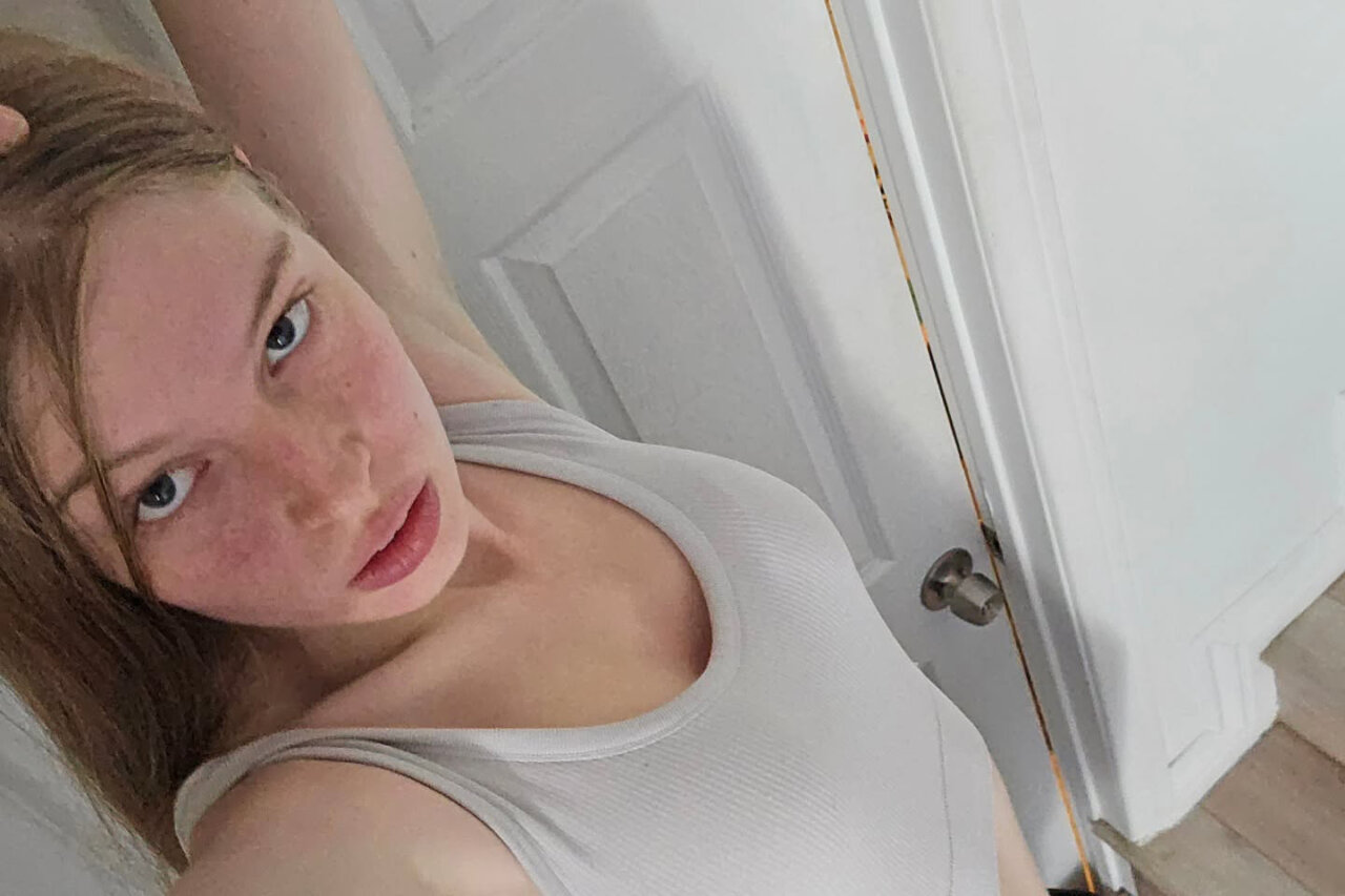 Vivian Wilson posando como modelo en una campaña de SavageXFenty